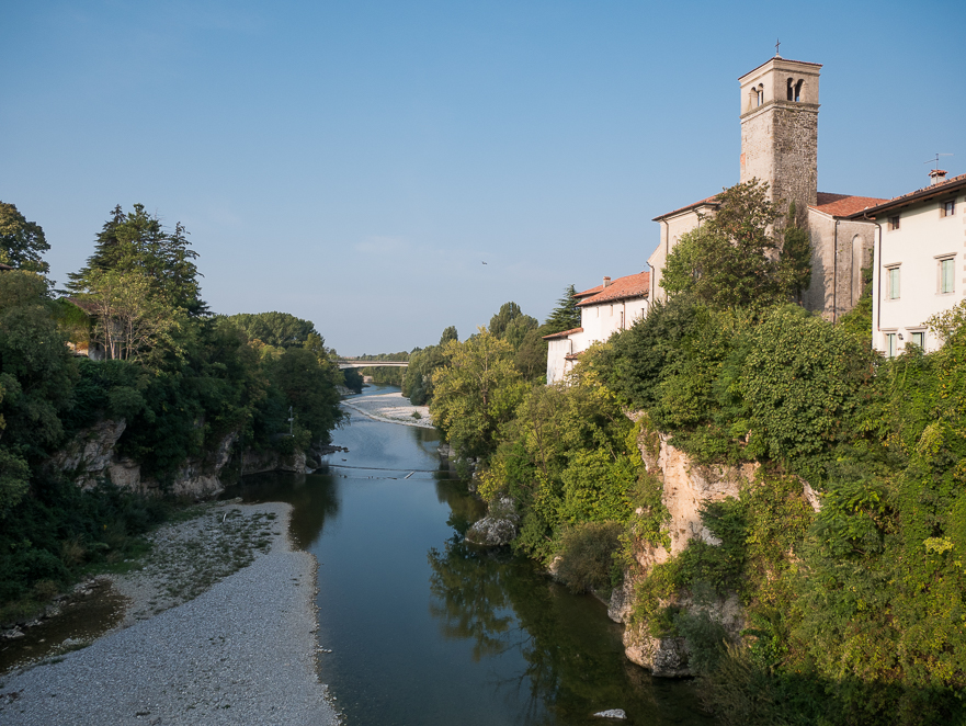 Gleitschirmpiloten über der Landewiese